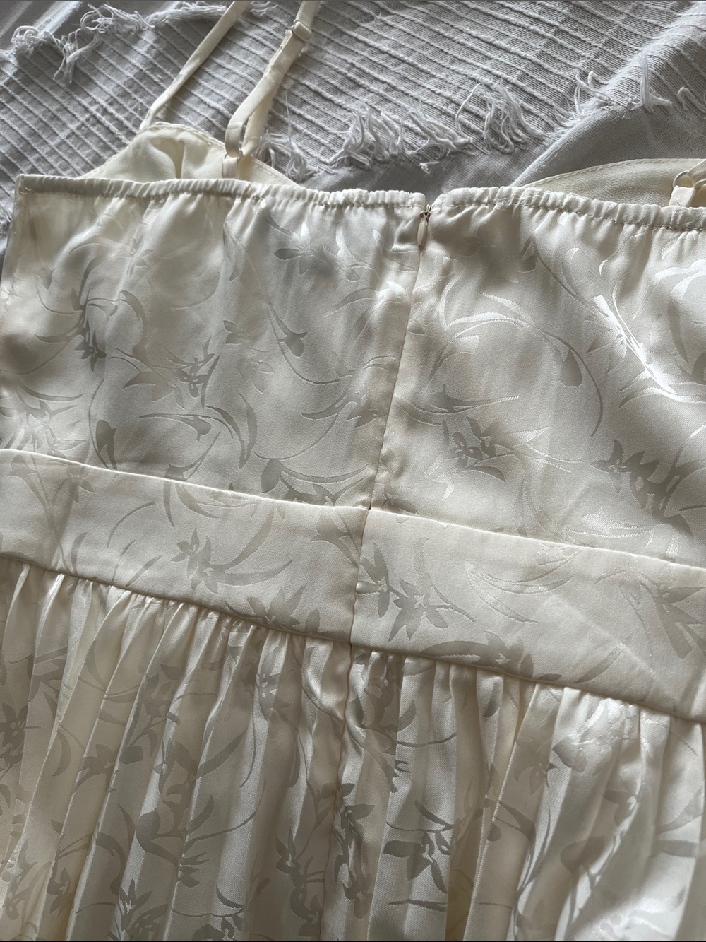 NWOT LULUS Regal Romance cream satin pleated floral dress size large new - Picture 8 of 10